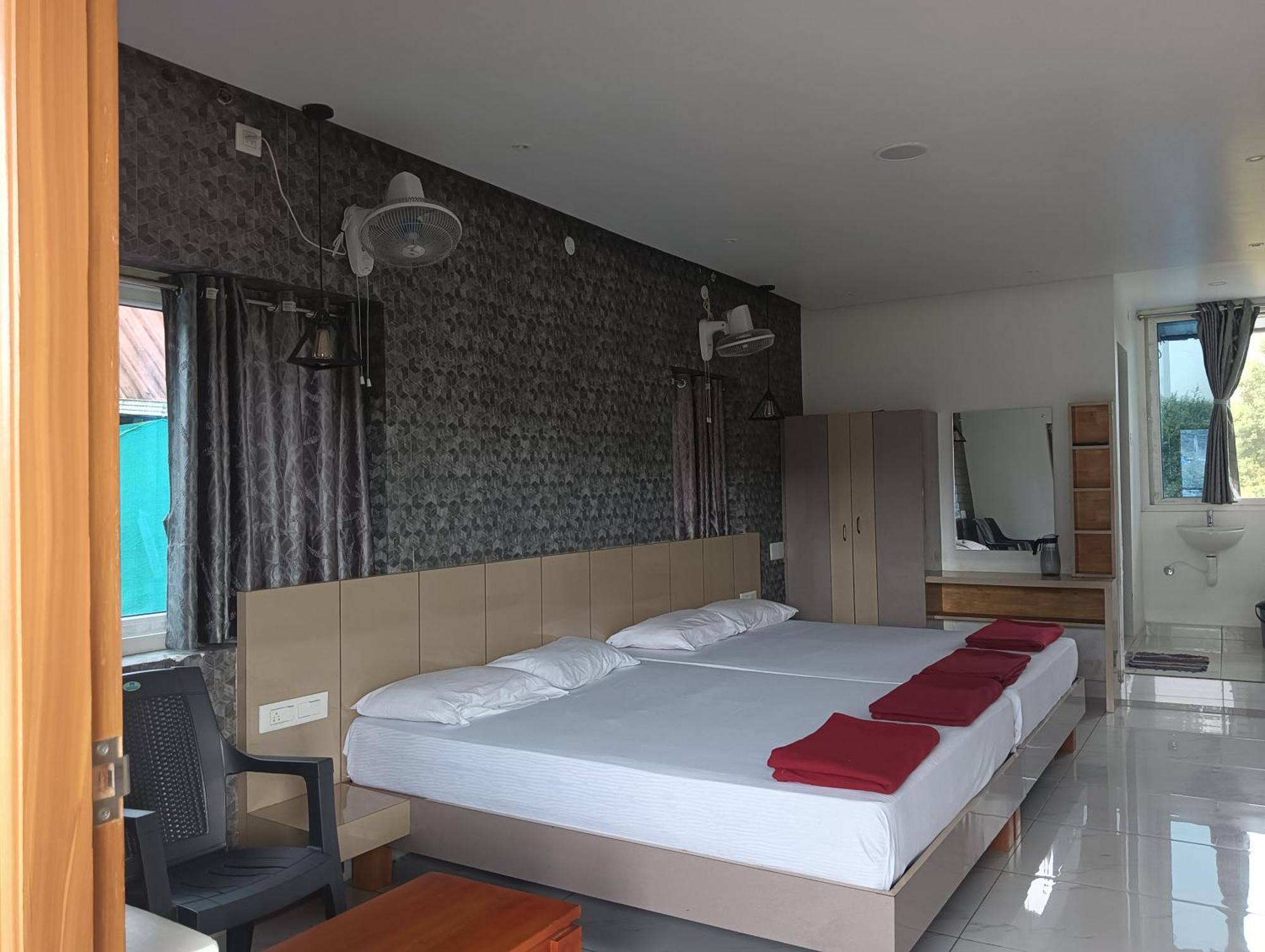Hilltop Hotel Vālpārai Buitenkant foto