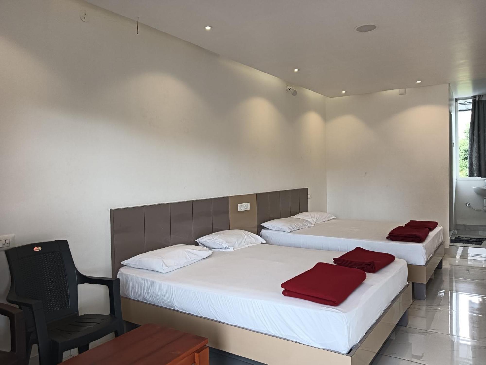 Hilltop Hotel Vālpārai Buitenkant foto