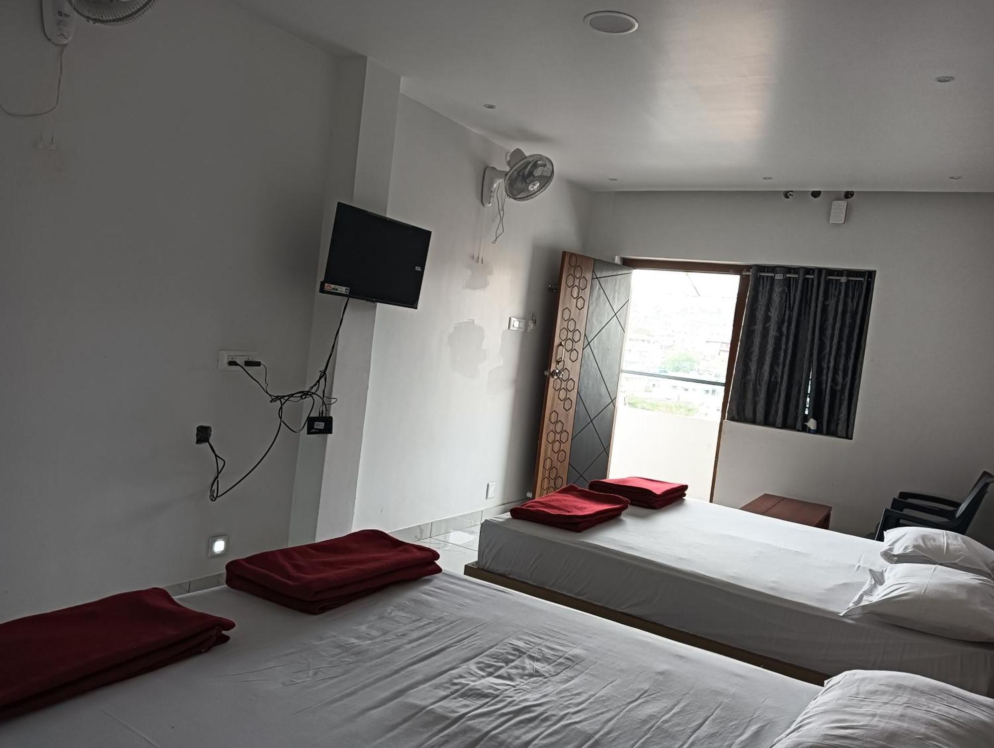 Hilltop Hotel Vālpārai Buitenkant foto
